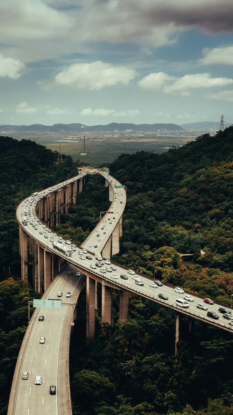 Puente de autopista cruzando zona montañosa